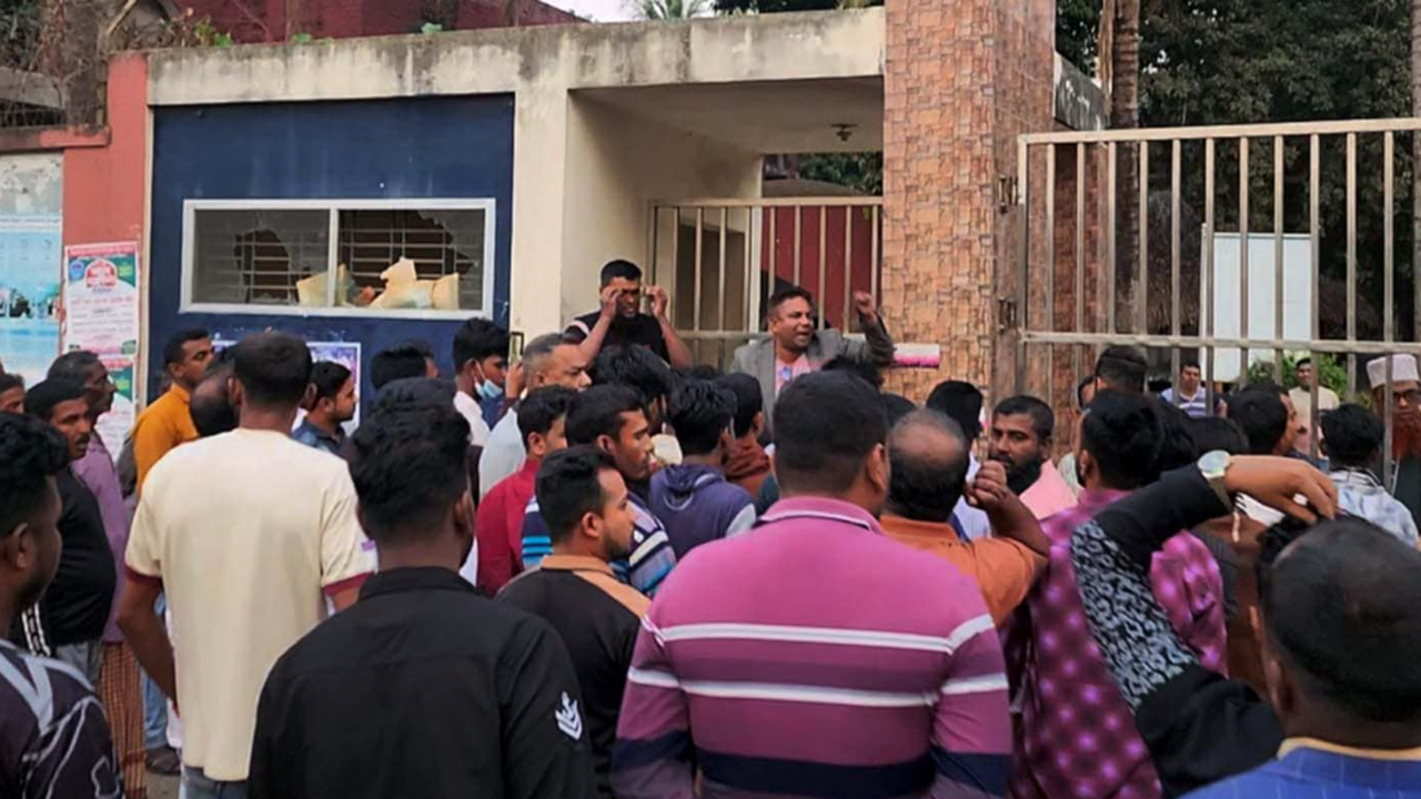 আসামি ছেড়ে দেওয়ার অভিযোগে থানা ঘেরাও ও বিক্ষোভ